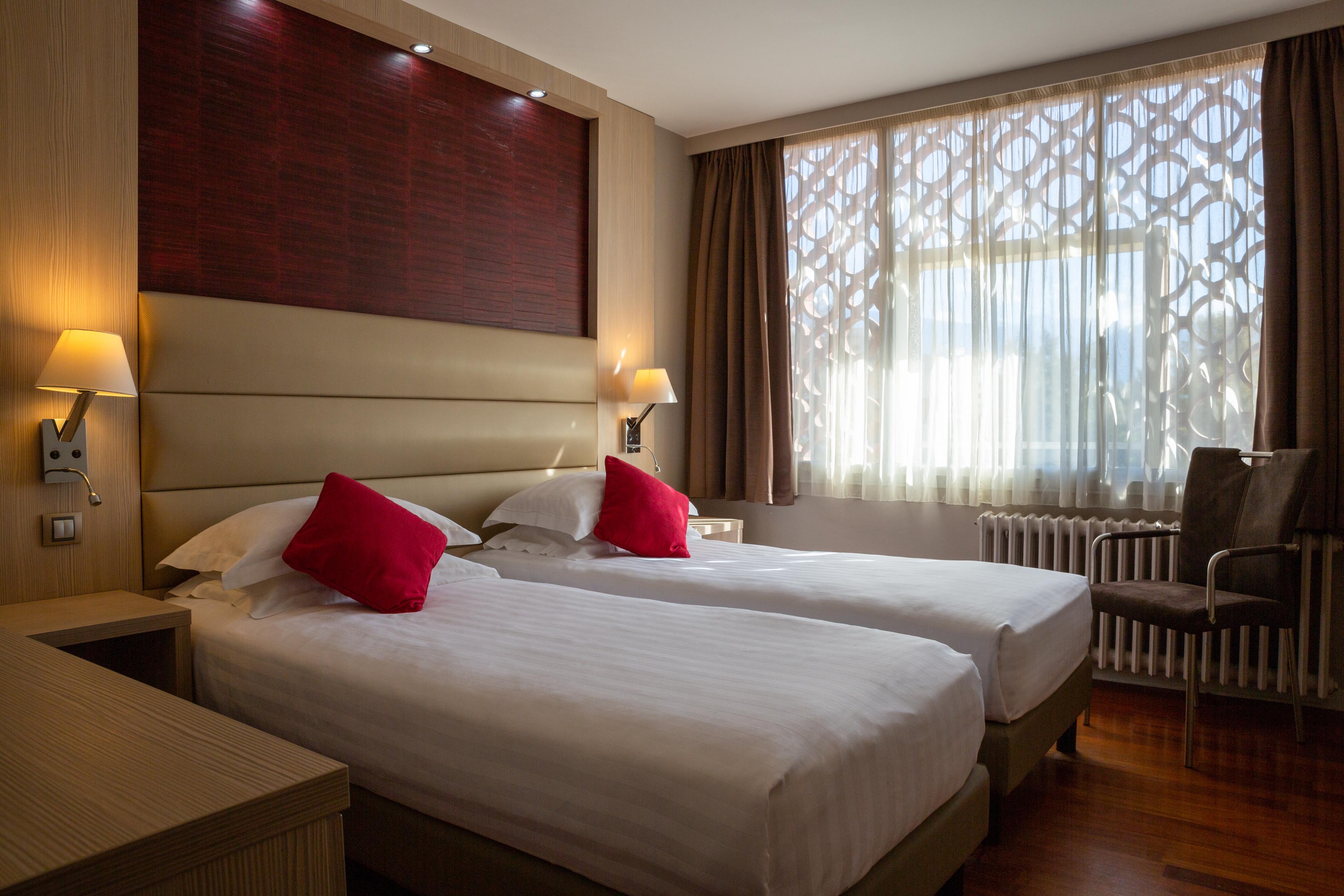 Hotel Les Trois Roses, Meylan Grenoble Exteriör bild