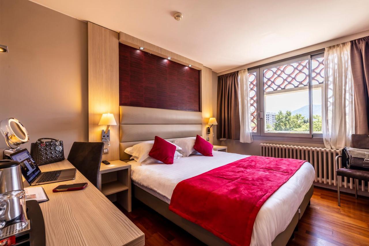 Hotel Les Trois Roses, Meylan Grenoble Exteriör bild