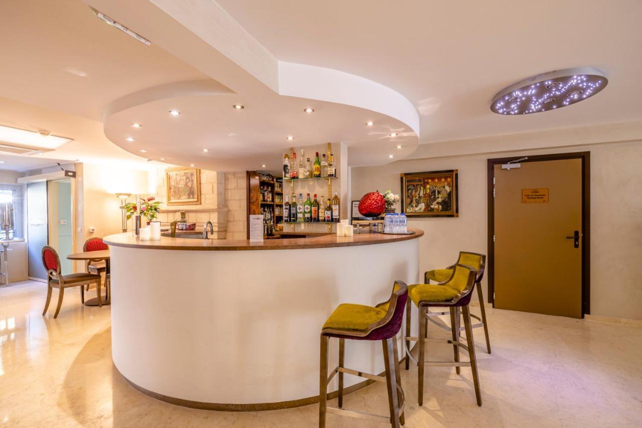 Hotel Les Trois Roses, Meylan Grenoble Exteriör bild