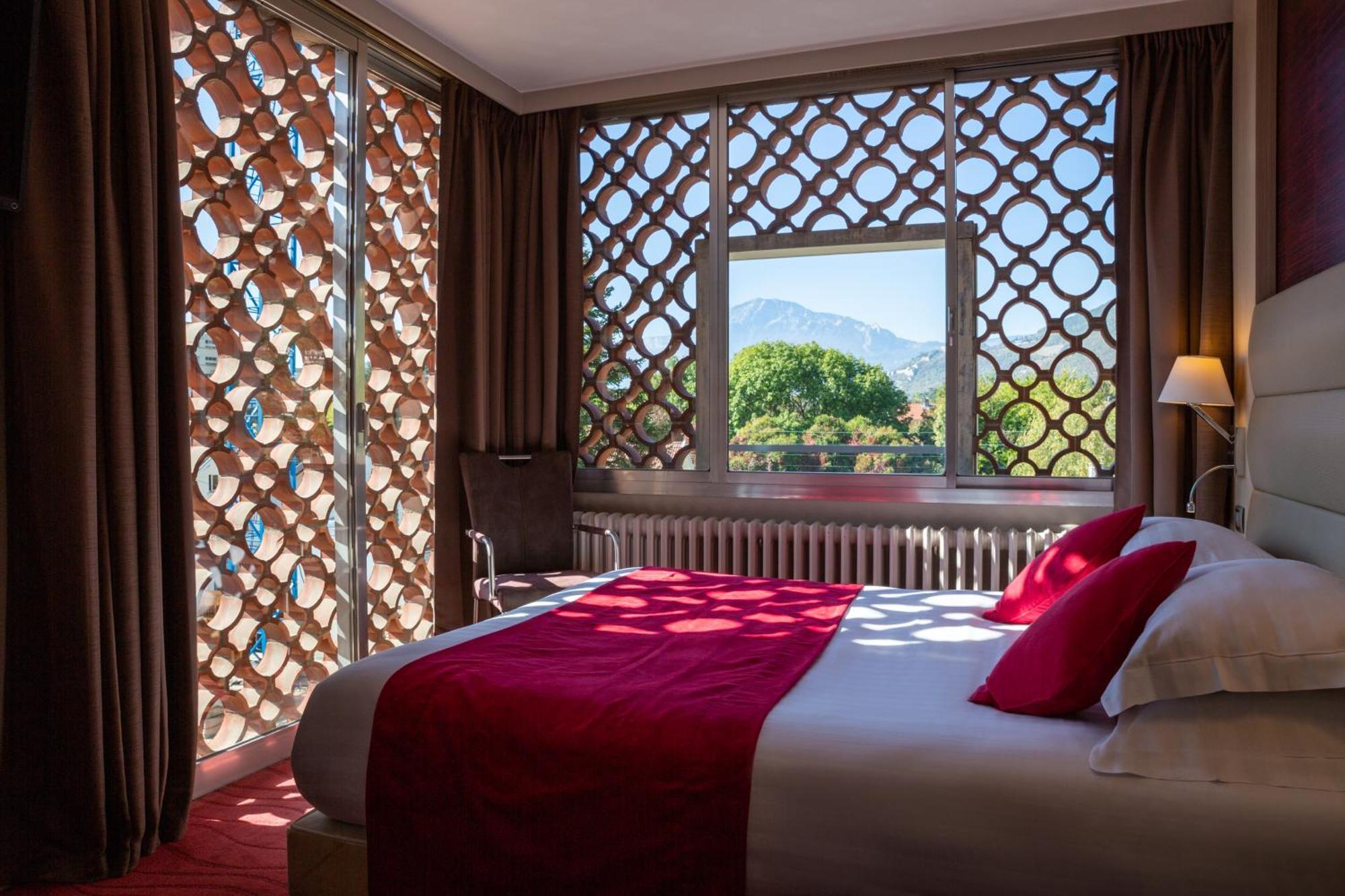 Hotel Les Trois Roses, Meylan Grenoble Exteriör bild