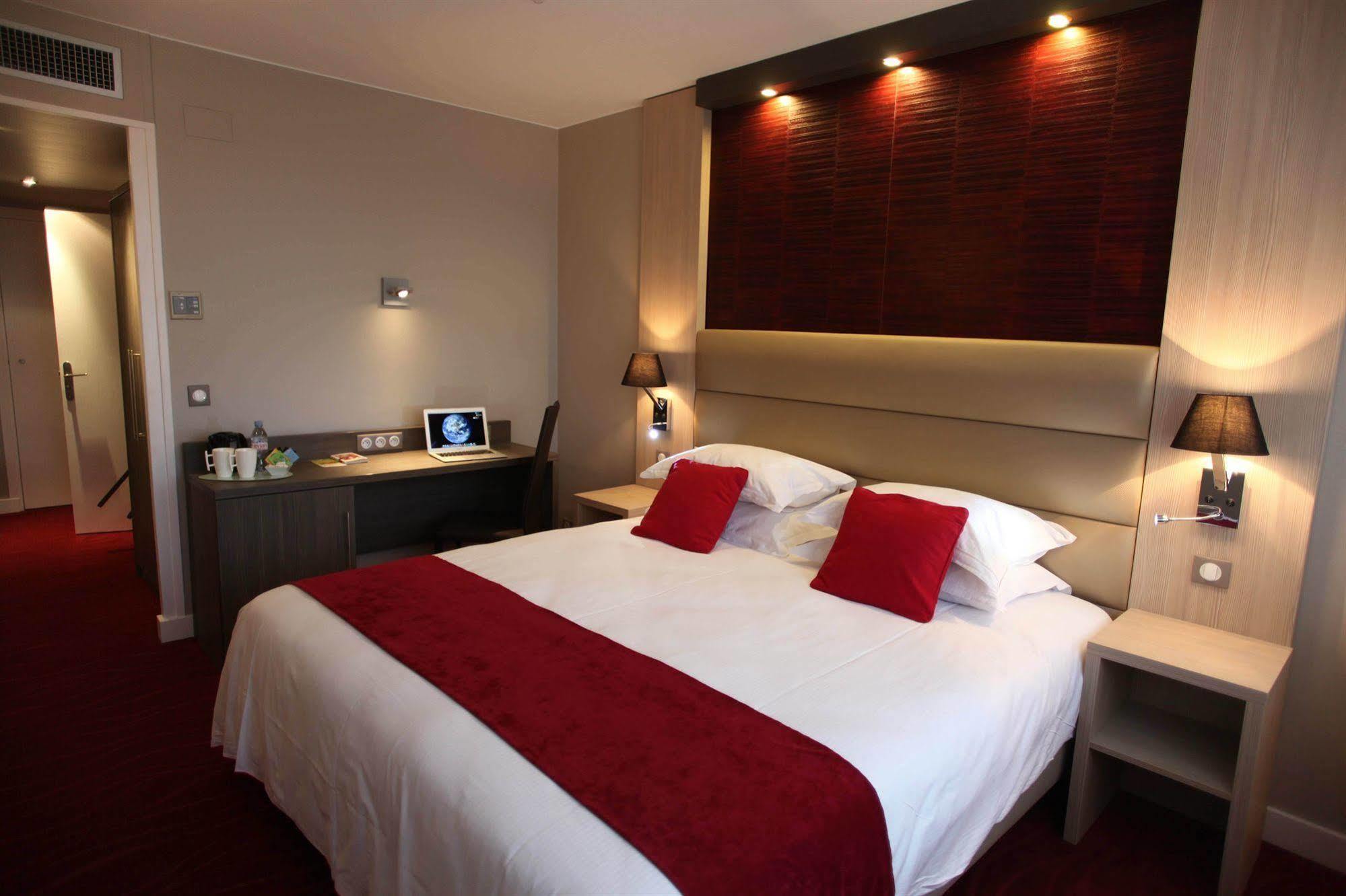 Hotel Les Trois Roses, Meylan Grenoble Exteriör bild