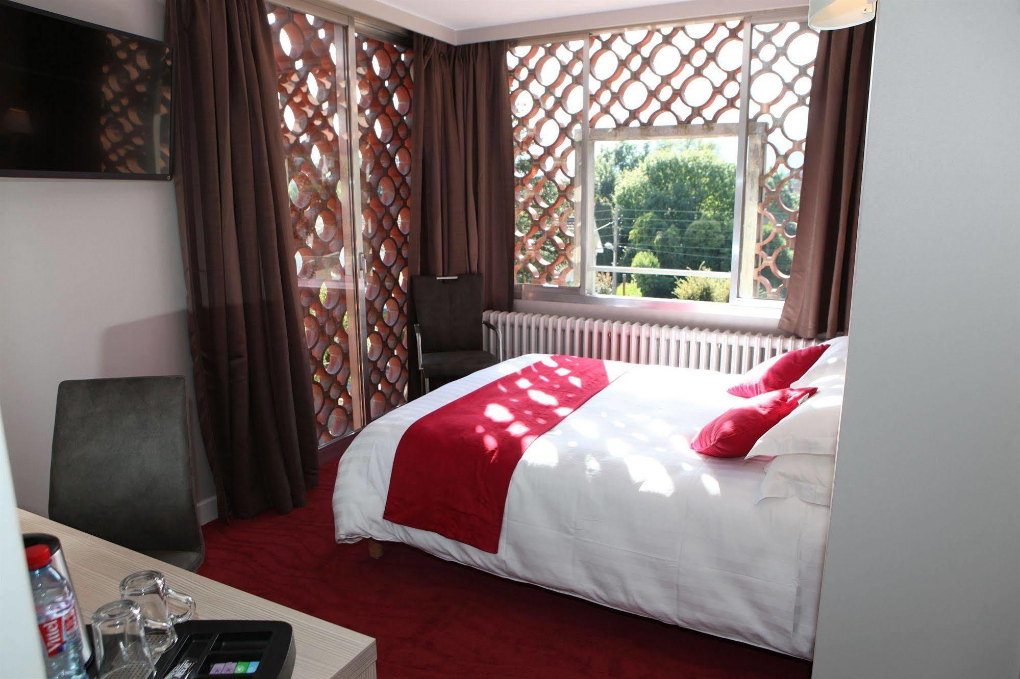 Hotel Les Trois Roses, Meylan Grenoble Exteriör bild