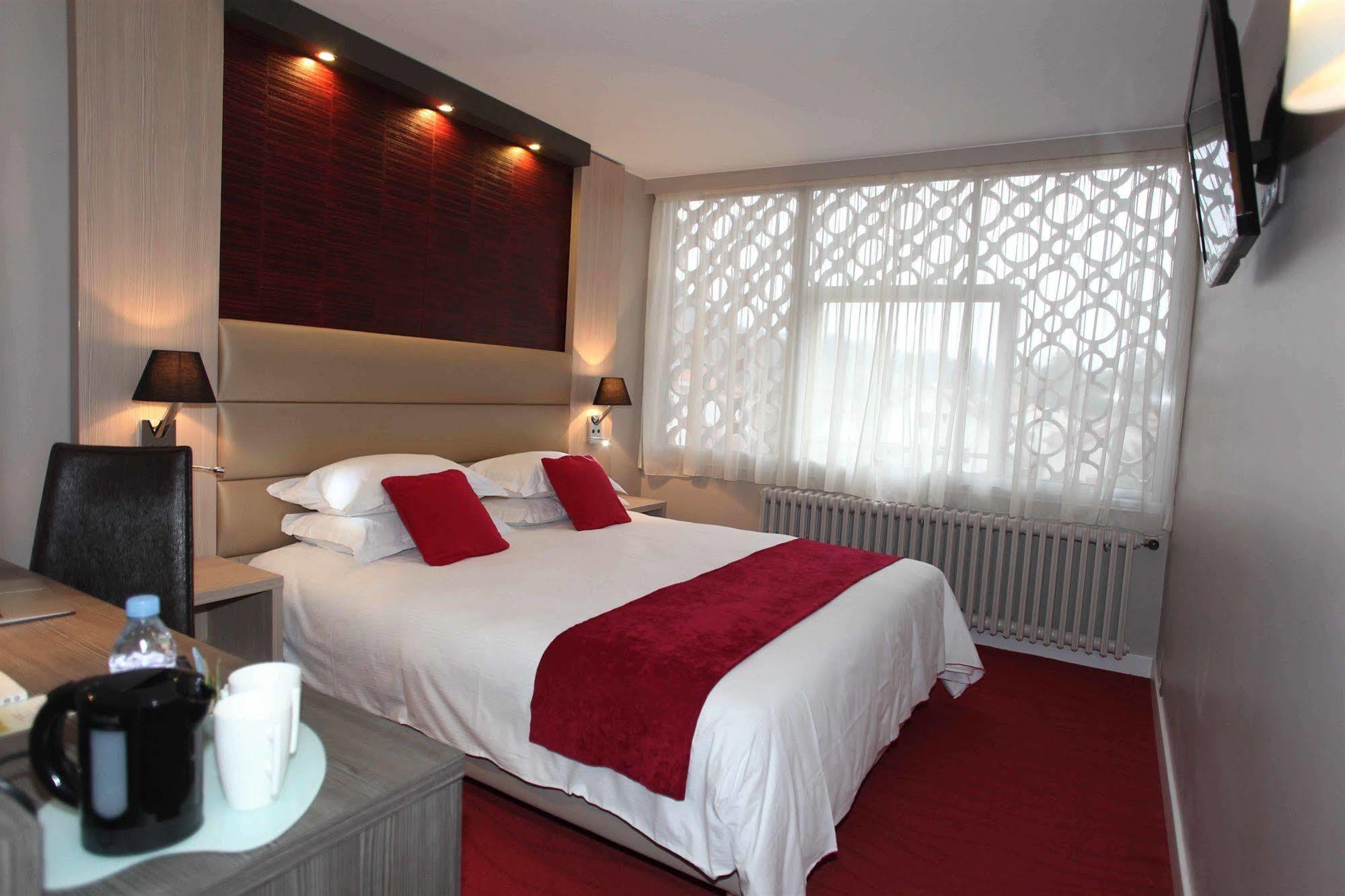Hotel Les Trois Roses, Meylan Grenoble Exteriör bild